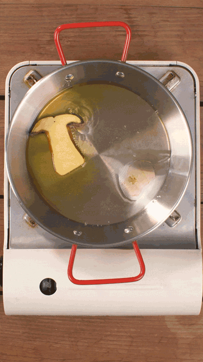 牛肝菌切片，用黃油煎熟