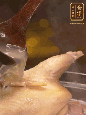 大火燒開后，撇去浮沫。轉(zhuǎn)小火燉2個小時