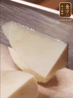 茭白去殼，底部一層老皮刨掉，切成滾刀塊