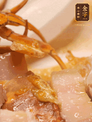 顏色變紅時(shí)，放蔥結(jié)、姜片煸香，再放咸肉、茭白、毛豆翻炒