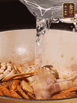 加料酒/花雕酒去腥，加入開(kāi)水燜10分鐘左右