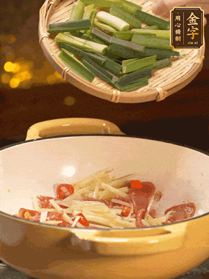 接著放蒜葉，來一點(diǎn)鹽，一點(diǎn)醬油調(diào)味翻勻