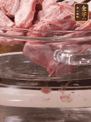 羊排清水洗凈，冷水浸泡30分鐘-2個(gè)小時(shí)，去除血沫。冷水下鍋，小火加熱析出血水后洗凈備用