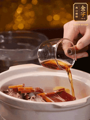 羊排、火腿、姜片一起入砂鍋，大火煮到沸騰