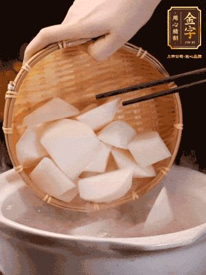 大火煮開后，轉(zhuǎn)中小火燉40分鐘，挑出蔥結(jié)，再下蘿卜燉20分鐘
