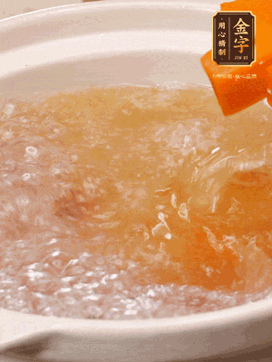 倒入開水、南瓜塊、南瓜泥中火煮5分鐘
