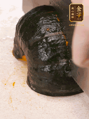 貝貝南瓜去皮，切成小塊。姜切絲