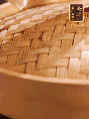 將香腸、醬油肉、臘肉放入蒸容蒸20分鐘