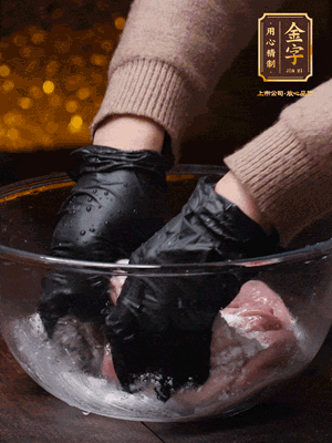 豬肚放入面粉、鹽、白酒，反復(fù)揉搓（重復(fù)3遍），洗掉表面的黏液。再把豬肚翻過來，剪去油脂，一樣反復(fù)揉搓干凈