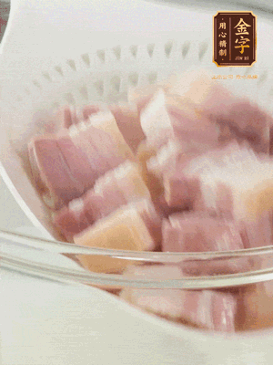 金字淡咸肉、排骨分別加料酒、蔥、姜冷水下鍋焯水，水開撇去浮沫撈出。