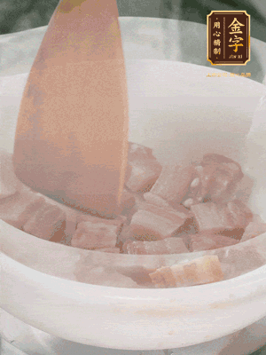 砂鍋內(nèi)咸肉微微煸出香味，再倒入開水。放排骨滾開后轉(zhuǎn)中小火篤30分鐘。（水盡量一次加足，以免中途加水沖淡鮮味。這一步是湯底濃白的關(guān)鍵）