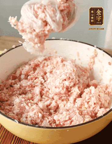 肉丁、咸肉丁、一丟丟鹽、料酒拌勻，反復(fù)摔打上勁。接著加入1兩蔥姜水，反復(fù)拌勻摔打上勁。前后共加3遍。3遍后筍丁，接著反復(fù)摔打上勁。最后加入1個(gè)蛋清、3茶匙生粉拌勻摔打上勁