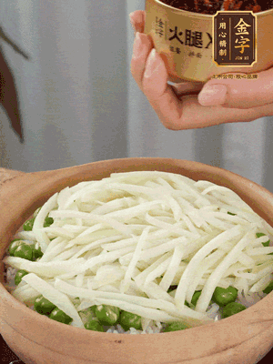 到水微干，放上豌豆、茭白絲。
