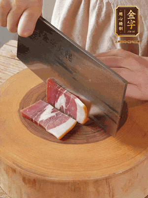 金字火腿切片，溫水浸泡5分鐘。