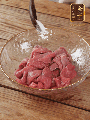 牛肉切丁，加黑胡椒海鹽、橄欖油腌10分鐘