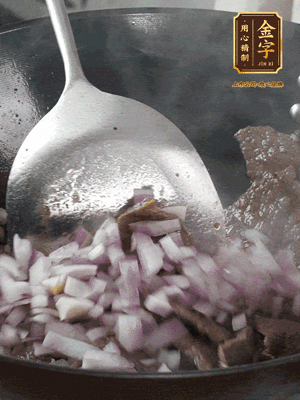 橄欖油熱鍋，牛肉丁炒至焦香狀態(tài)，下洋蔥丁翻炒出香味