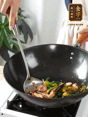 煸香蒜末，下香腸翻炒均勻，再依次下雞縱菌、黃瓜花