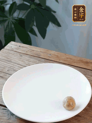 做水油皮、油酥 將油皮材料放入料盆中，加100ml水?dāng)嚢璩裳┗ㄆ瑺?。在案板上反?fù)揉搓成有一定筋度的光潔面團(tuán)，搓成14個(gè)團(tuán)子。
