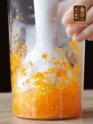 加玉米油、水怡、水揉搓成細(xì)膩的面團(tuán)。松弛半小時(shí)后，分成37g一個(gè)