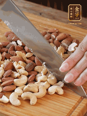 熟堅果切成大顆粒，加入杏仁片、白芝麻、火腿絲、熟糯米粉、玫瑰花醬、花生油、水怡攪拌均勻，捏成52g一個的小球