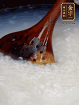 大米淘洗干凈，水開(kāi)放入大米，煮3分鐘，煮到用手可以掐斷大米，撈出瀝干備用