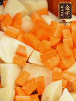 加土豆、胡蘿卜翻炒，隨后加入豆角、1勺鹽、1勺生抽、1勺蠔油、半勺老抽煸炒均勻