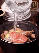 所有食材放入電飯鍋，加2勺料酒，足量的開(kāi)水，按煲湯鍵煮湯
