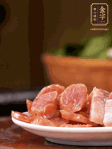 金字咸肉、金字香腸煮熟。咸肉切條、香腸切片備用。