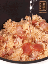 一起放入電飯鍋，加入剛好沒過食材的水。