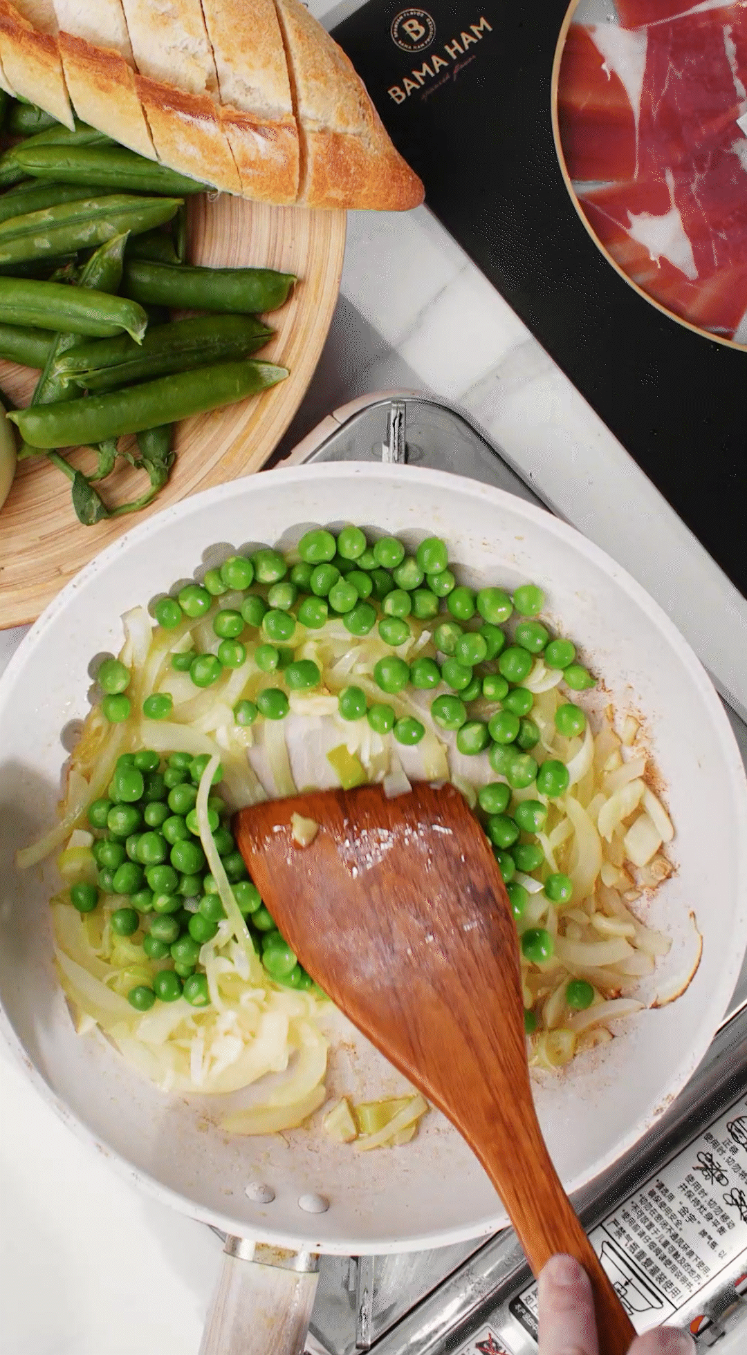 鍋中放入黃油融化，加入洋蔥絲、大蔥蔥白絲、蒜末翻炒變軟出香味。加入剛剛汆燙冰鎮(zhèn)后的豌豆，取出一點點待會擺盤裝飾用。加一點鹽 (和黑胡椒) 調(diào)味。