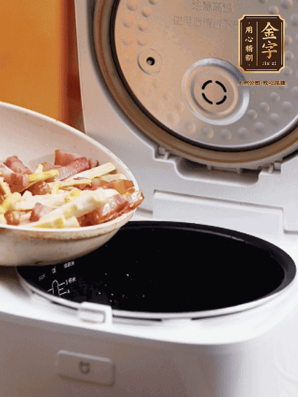 和洗凈的大米一起倒入電飯煲，攪拌均勻。水剛好沒過大米