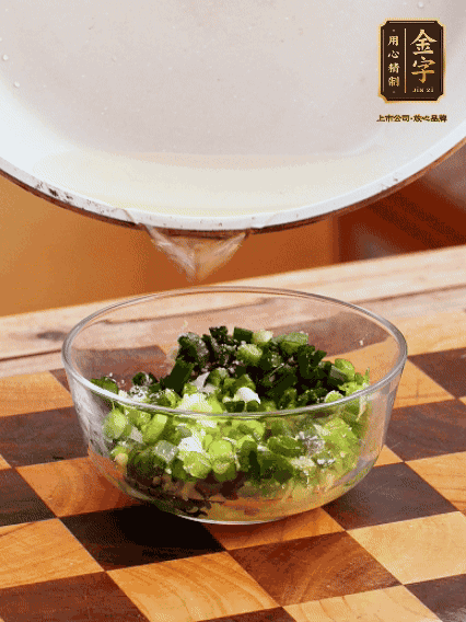 姜末、蔥末加鹽，潑熱油做成蔥姜醬