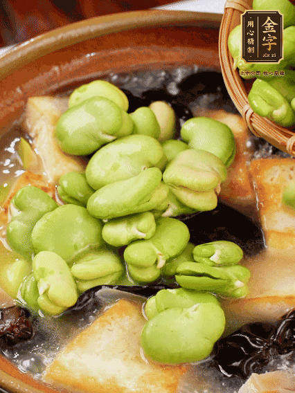 最后可以放豆瓣、木耳煮熟，依照個(gè)人口味加點(diǎn)鹽調(diào)味