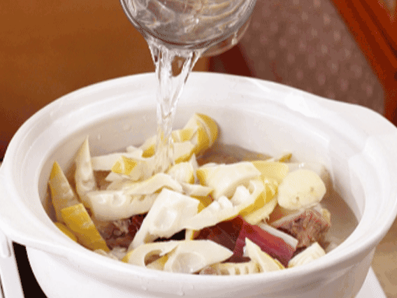 砂鍋中依次放入姜片、雞肉、春筍、火腿，加入足量的水，大火燒開后，轉(zhuǎn)小火燉40分鐘