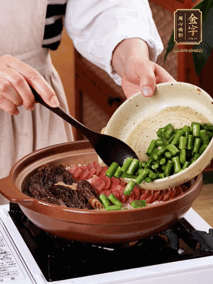 鋪上金字香腸、羊肚菌、蘆筍，蓋蓋子燜7分鐘