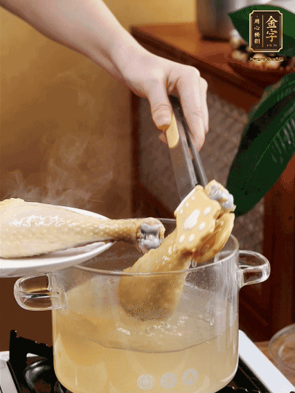 雞腿冷水下鍋，加蔥姜焯水，洗凈備用