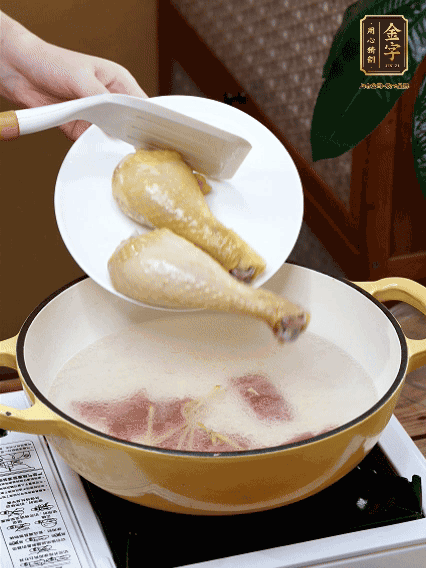 倒清水，放雞腿，大火煮開轉(zhuǎn)中小火煮20分鐘