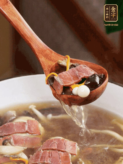 加羊肚菌、雞縱菌、蟲草花、海鮮菇、白玉菇再煮20分鐘