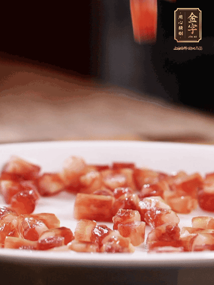 金字迷你小香腸切小段，煎出肉香