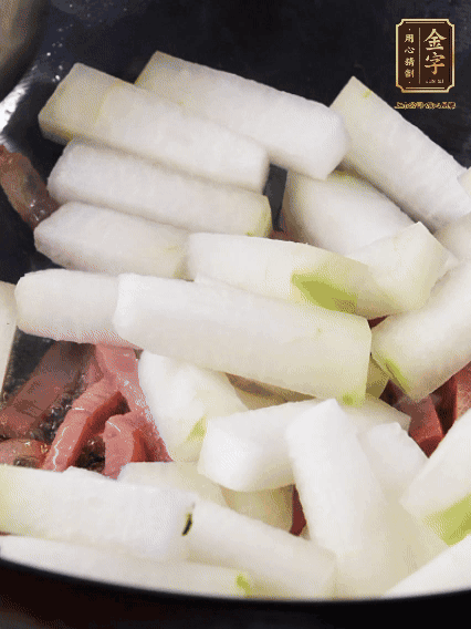 再下冬瓜微微煸炒，加一小碗水，中小火煨5分鐘