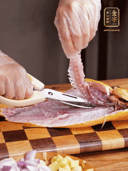 黃魚(yú)處理干凈，對(duì)半片開(kāi)去骨，泡入蔥姜水、料酒、鹽調(diào)成的料汁中浸泡15分鐘，擦干水分