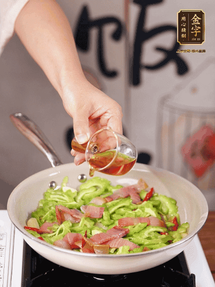 淋一圈料酒，少許糖調(diào)味