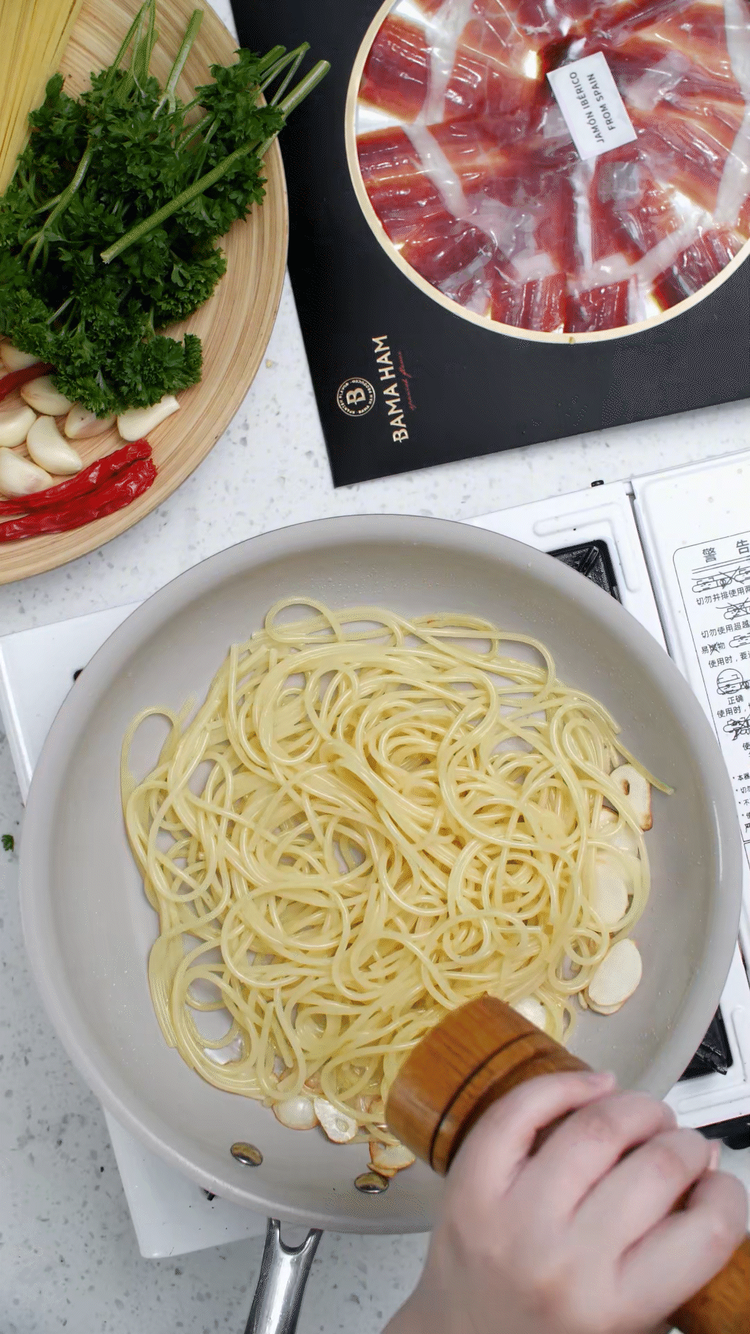 起鍋燒水，水開(kāi)加入1勺橄欖油和1勺鹽，煮開(kāi)后放入意面，水再次煮開(kāi)后轉(zhuǎn)中小火，5號(hào)面約8-10分鐘
