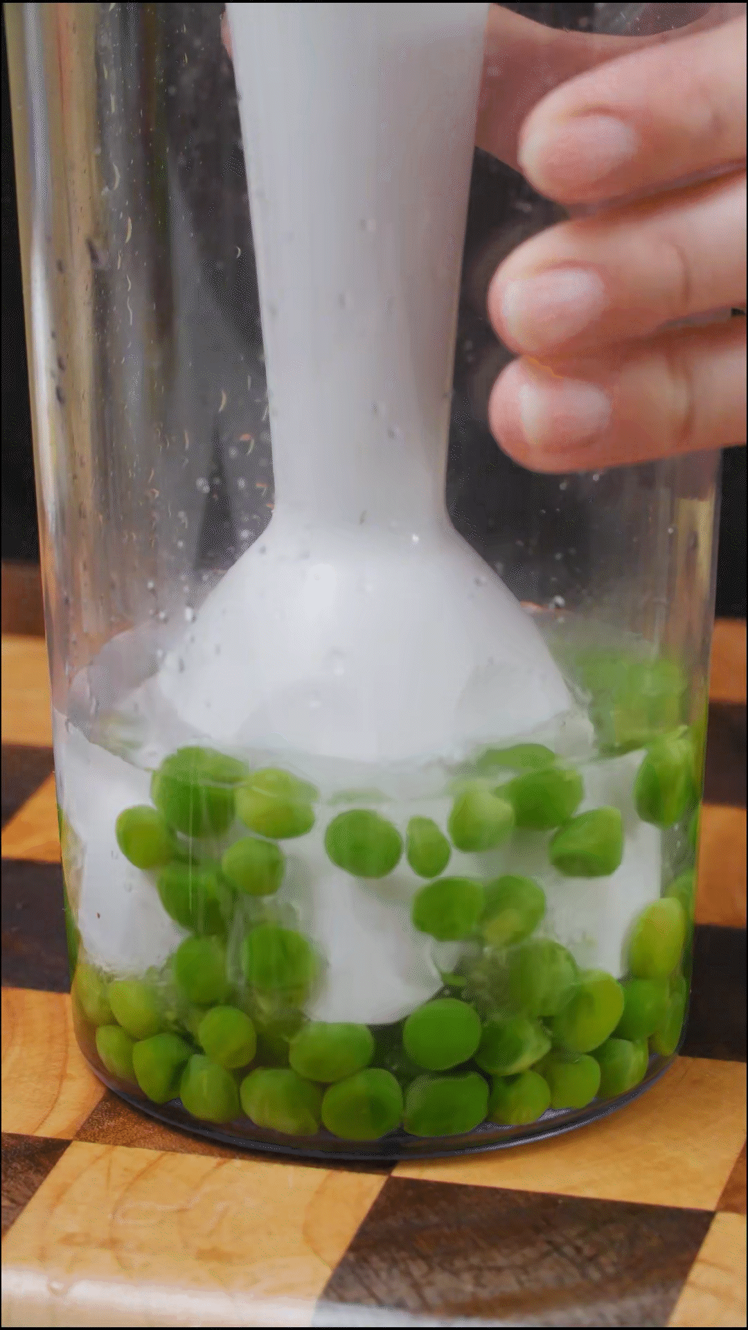 斷生的豌豆加水和大蒜，放入料理機(jī)打成糊狀
