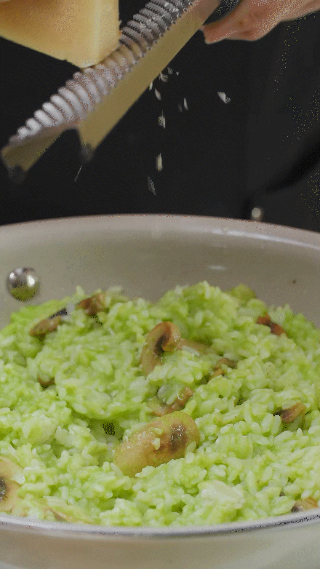 倒入豌豆泥、干酪、一塊黃油和黑胡椒海鹽調(diào)味
