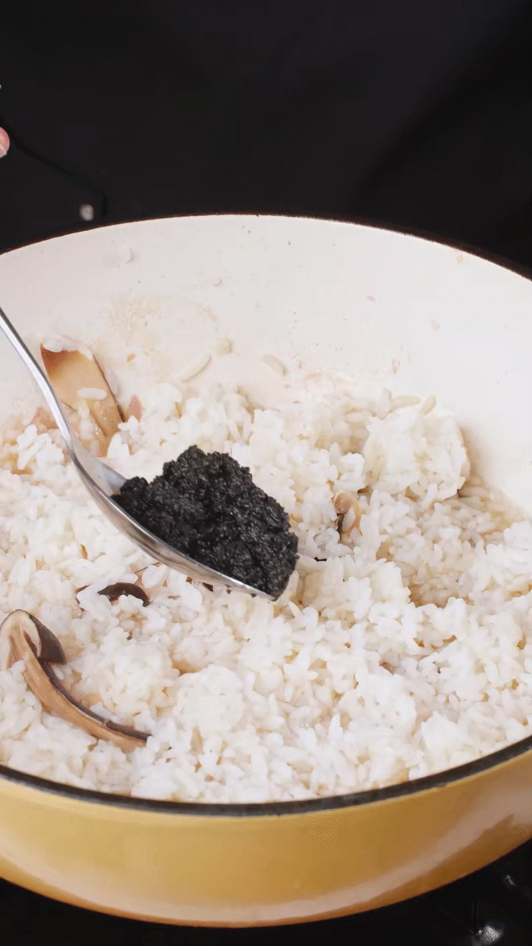 底油放入洋蔥爆香后加入黑皮雞樅菇、口蘑，用白葡萄酒增鮮
