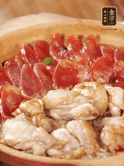 蓋蓋小火燜，沿鍋邊淋一圈油，轉(zhuǎn)動(dòng)砂鍋燜4分鐘