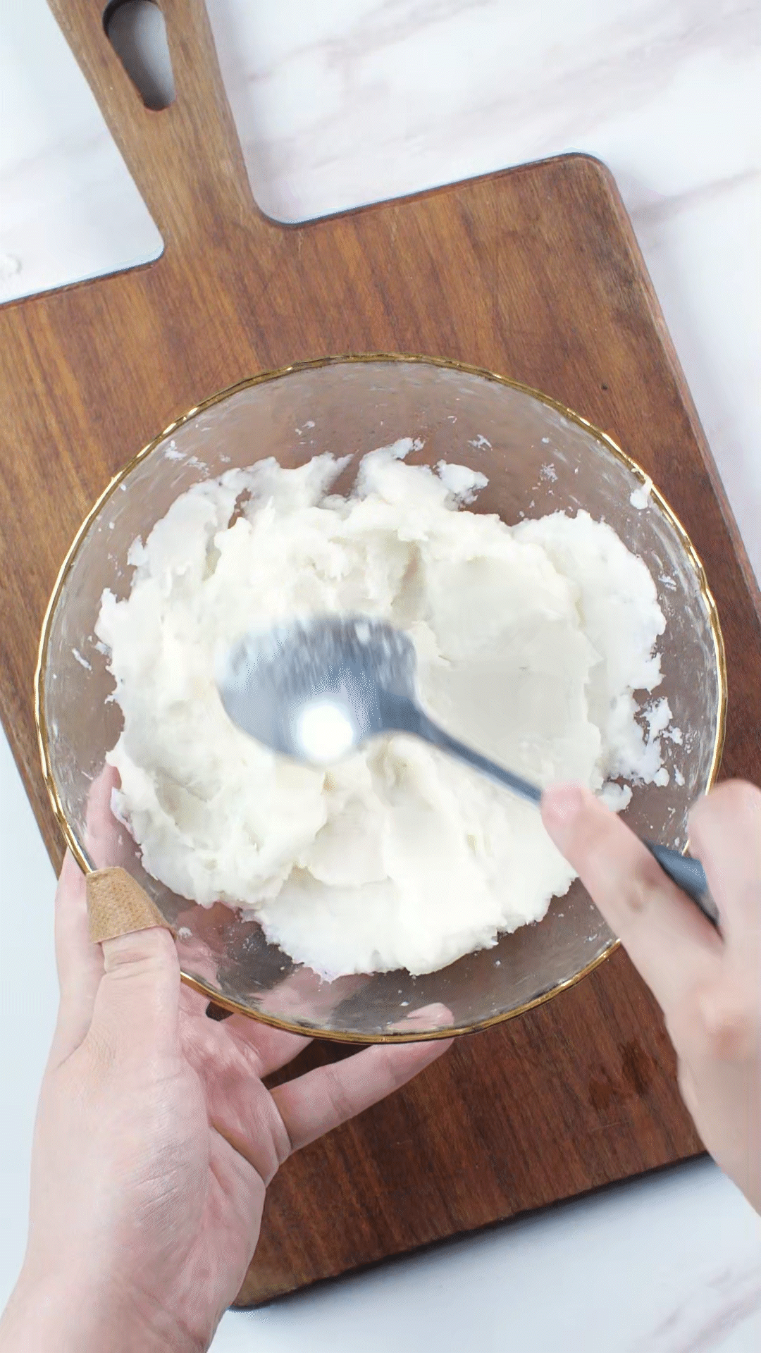 山藥去皮蒸熟，用涂抹奶酪、海鹽、橄欖油調(diào)味