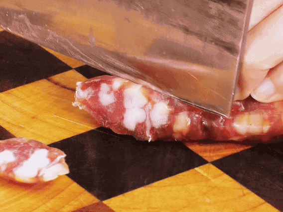 香腸少油煸出香味，下南瓜、板栗、香菇翻炒。2勺生抽、1勺老抽、1勺蠔油、1勺鹽、半勺糖調(diào)味