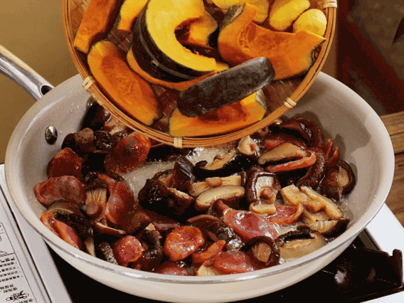 清洗好的大米放入電飯鍋，加裹滿醬汁的食材，再加剛好沒過食材的水，攪拌一下